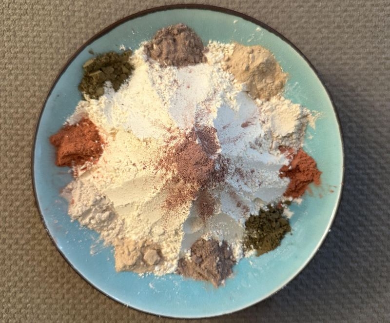 Bol de poudre de plantes médicinales, épices et pois chiches pour Massage gommage ayurvédique aux pochons Udvartana – Le Monde Sensible Montpellier