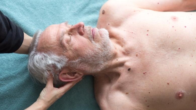 Massage sur-mesure personnalisé de la tête et du crâne senior – Le Monde Sensible Montpellier